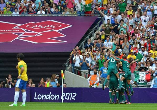 Mexican players celebrate the second goal during men s football final match between Brazil and Mexico, at London 2012 Olympic Games in London, Britain, on August 11, 2012. Mexico won the match 2-1 (OLY2012)BRITAIN-LONDON-MEN S FOOTBALL-GOLD 