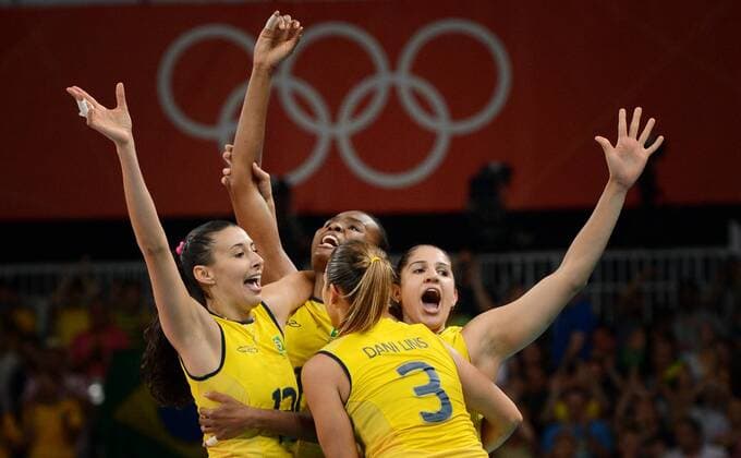 (120811) -- LONDON, Aug. 11, 2012 (Xinhua) -- Brazilian players celebrate after women s volleyball between Brazil and USA, at London 2012 Olympic Games in London, Britain, on August 11, 2012. (Xinhua Wang Qingqin) (nxl) (OLY2012)BRITAIN-LONDON-VOLLEYBALL-WOMEN 