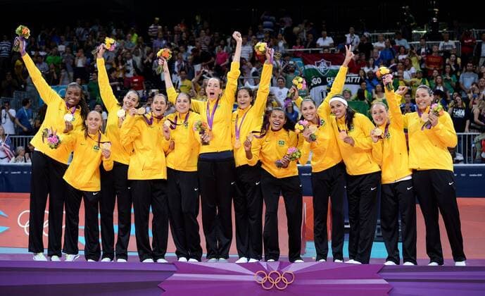 (120811) -- LONDON, Aug. 11, 2012 (Xinhua) -- Brazilian players celebrate during victory ceremony of women s volleyball competition, at London 2012 Olympic Games in London, Britain, on August 11, 2012. (Xinhua Wang Qingqin) (nxl) (OLY2012)BRITAIN-LONDON-VOLLEYBALL-WOMEN 