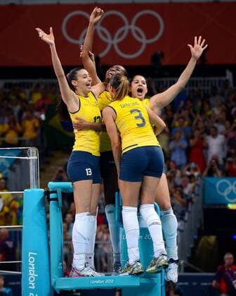 (120811) -- LONDON, Aug. 11, 2012 (Xinhua) -- Brazilian players celebrate after women s volleyball between Brazil and USA, at London 2012 Olympic Games in London, Britain, on August 11, 2012. (Xinhua Wang Qingqin) (nxl) (OLY2012)BRITAIN-LONDON-VOLLEYBALL-WOMEN 