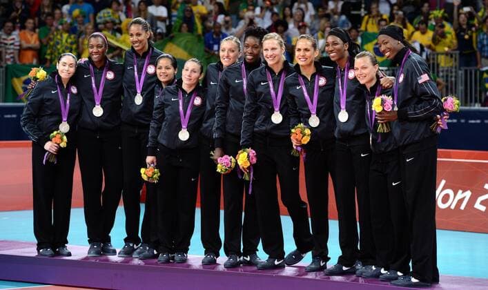 (120811) -- LONDON, Aug. 11, 2012 (Xinhua) -- American players celebrate during victory ceremony of women s volleyball competition, at London 2012 Olympic Games in London, Britain, on August 11, 2012. USA medal. (Xinhua Wang Qingqin) (nxl) (OLY2012)BRITAIN-LONDON-VOLLEYBALL-WOMEN 