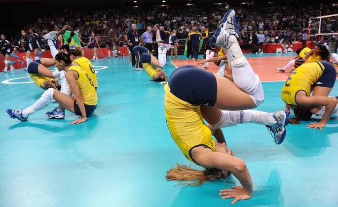 (120811) -- LONDON, Aug. 11, 2012 (Xinhua) -- Brazilian players celebrate after women s volleyball match at London 2012 Olympic Games in London, Britain, on August 11, 2012. (Xinhua Fan Jun) (nxl) (OLY2012)BRITAIN-LONDON-VOLLEYBALL-WOMEN 