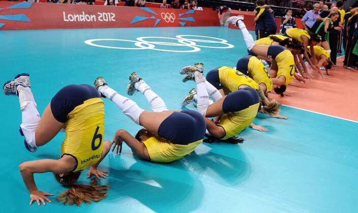 (120811) -- LONDON, Aug. 11, 2012 (Xinhua) -- Brazilian players celebrate after women s volleyball match at London 2012 Olympic Games in London, Britain, on August 11, 2012. (Xinhua Fan Jun) (nxl) (OLY2012)BRITAIN-LONDON-VOLLEYBALL-WOMEN 