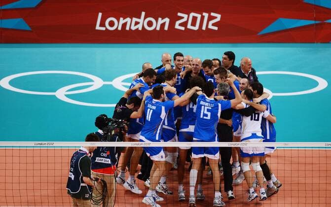 (120812) -- LONDON, Aug. 12, 2012 (Xinhua) -- Italian players celebrate after defeating Bulgaria in men s volleyball bronze-medal match, at London 2012 Olympic Games in London, Britain, on August 12, 2012. Italy won 3-1. (Xinhua Tao Xiyi) (nxl) (OLY2012)BRITAIN-LONDON-VOLLEYBALL-MEN 