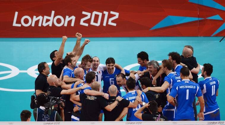 (120812) -- LONDON, Aug. 12, 2012 (Xinhua) -- Italian players celebrate after defeating Bulgaria in men s volleyball bronze-medal match, at London 2012 Olympic Games in London, Britain, on August 12, 2012. Italy won 3-1. (Xinhua Tao Xiyi) (nxl) (OLY2012)BRITAIN-LONDON-VOLLEYBALL-MEN 