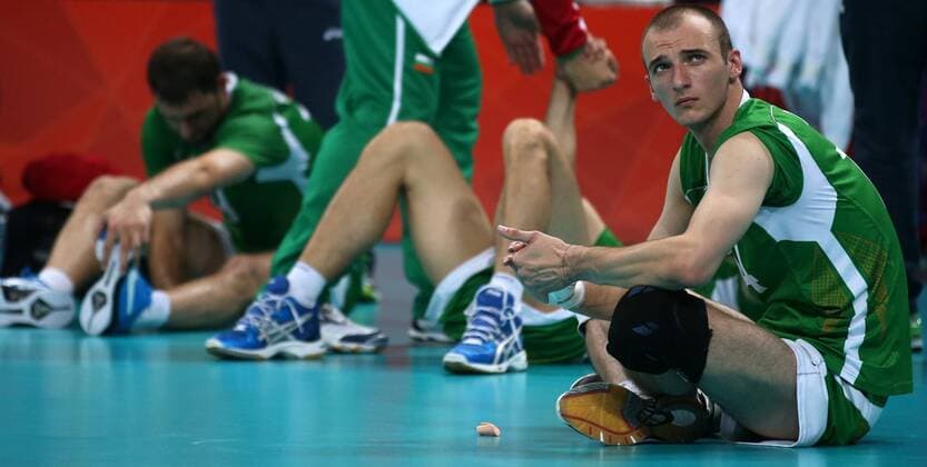 (120812) -- LONDON, Aug. 12, 2012 (Xinhua) -- Bulgarian players are pictured after losing in men s volleyball bronze-medal match between Italy and Bulgaria, at London 2012 Olympic Games in London, Britain, on August 12, 2012. Italy won 3-1. (Xinhua Wang Lili) (nxl) (OLY2012)BRITAIN-LONDON-VOLLEYBALL-MEN 