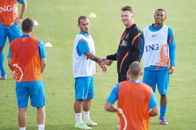 (L-R) Wesley Sneijder,coack Louis van Gaal,Urby Emanuelson - Training Netherlands Nationalteam 2012 2013 xVIxWillemxJanxDijkdrentxIVx 1096348