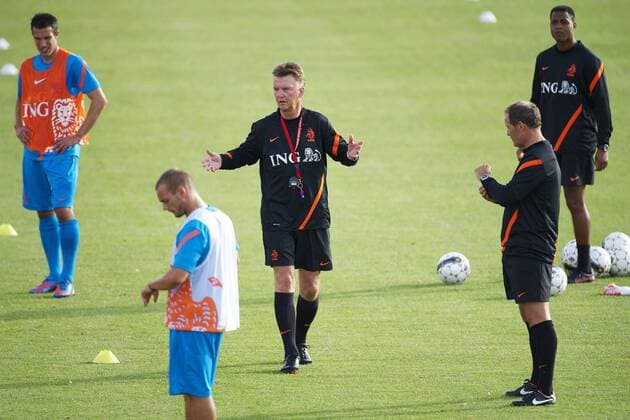 (L-R) Robin van Persie,Coach Louis van Gaal,assistant Danny Blind,assistant Patrick Kluivert - Training Netherlands Nationalteam 2012 2013 xVIxWillemxJanxDijkdrentxIVx 1096346