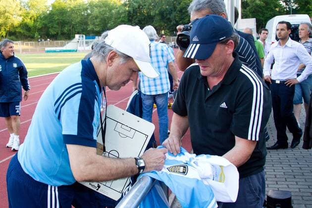 Trainer Alejandro Sabella (Argentinien) gibt einem Fan Autogramme - Argentinien Nationalmannschaft Training im Sportpark Neu Isenburg - 13.08.2012,Deutschland,Fußball,Mann,Männer