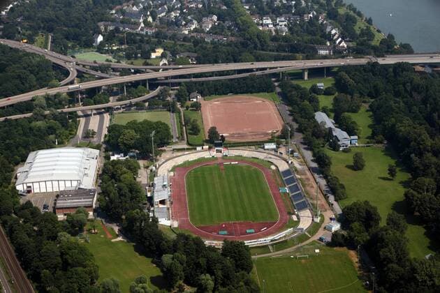 Das Luftbild vom 26.07.2012 zeigt das Stadion und die Sporthalle Oberwerth Luftaufnahmen Koblenz