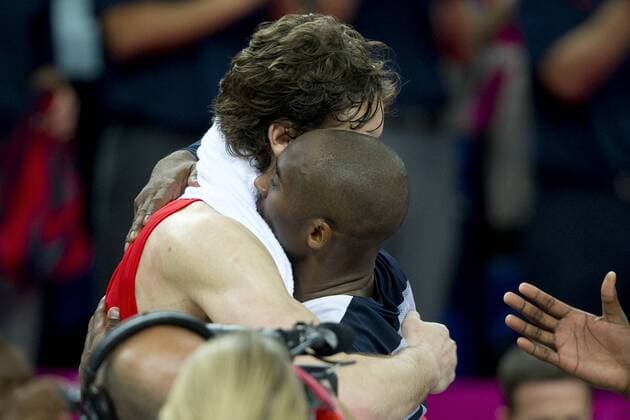 Pau GASOL (li., ESP) und Kobe BRYANT (USA) umarmen sich, Umarmung, Gestik, Geste, USA (USA)- Spanien (ESP) 107:100, Basketball Finale der Maenner am 12.08.2012, Olympische Sommerspiele 2012 in London vom 27.07. - 12.08.2012 in London Grossbritannien.