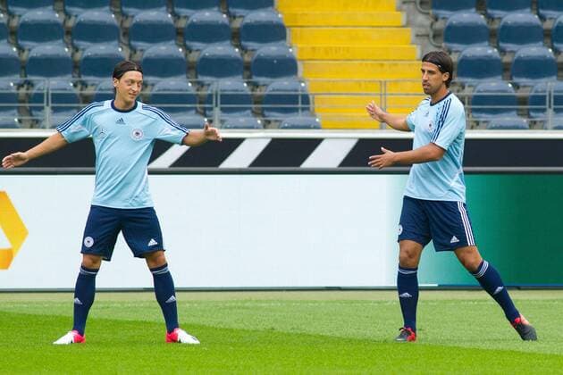 Mesut Özil (li.) und Sami Khedira (Deutschland) - Training DFB Nationalmannschaft in der Commerzbank Arena in Frankfurt am Main - 14.08.2012,Deutschland,Fußball,Mann,Männer