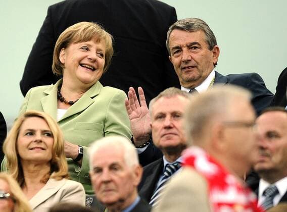 Freitag 22.06.2012, UEFA EURO 2012, Europameisterschaft in Danzig Polen, 2. Viertelfinale, Deutschland - Griechenland 4:2, Die Bundeskanzlerin Angela Merkel und DFB-Präsident Wolfgang Niersbach DeFodi018