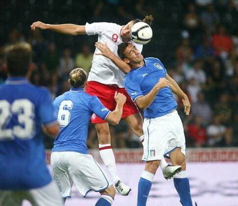 15.08.2012 Stade de Suisse Bern , SCHWEIZ , Herren Fussball Testspiel Italien vs. England 1:2 Andy Carroll (li,England) gegen Davide Astori (Italien); Zweikampf , Aktion 