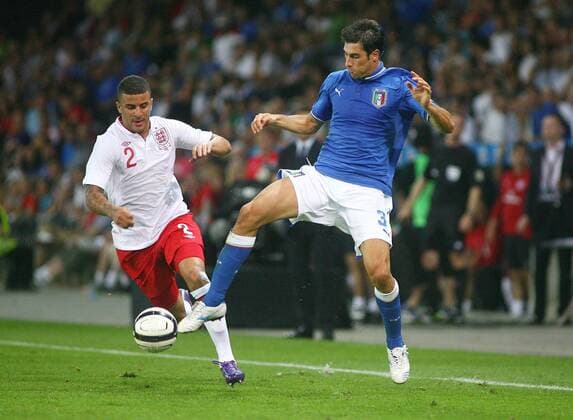 15.08.2012 Stade de Suisse Bern , SCHWEIZ , Herren Fussball Testspiel Italien vs. England 1:2 Kyle Walker (li,England) gegen Federico Peluso (Italien); Zweikampf , Aktion 