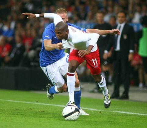 15.08.2012 Stade de Suisse Bern , SCHWEIZ , Herren Fussball Testspiel Italien vs. England 1:2 Ashley Young (vorn,England) gegen Ignazio Abate (Italien); Zweikampf , Aktion 