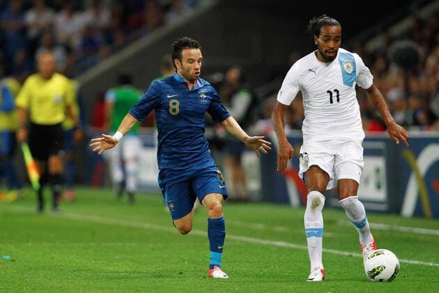 Mathieu Valbuena (France) contre Alvaro Pereira (Uruguay) FOOTBALL : France vs Uruguay - Match Amical - 15 08 2012 GwendolineLeGoff Panoramic 