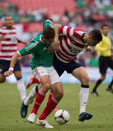 MEXICO CITY, Aug. 15, 2012 -- Javier Hernandez (L) of Mexico vies with Geoff Cameron of the United States during a friendly soccer match in Mexico City, capital of Mexico, on Aug. 15, 2012. (Xinhua Pedro Mera) (pm) (da) (sp) MEXICO-MEXICO CITY-SOCCER-MEXICO VS USA 