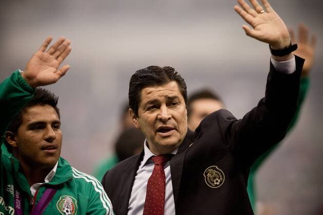 MEXICO CITY, Aug. 15, 2012 -- Mexico s Olympic soccer team head coach, Luis Fernando Tena (R), and Mexican player Javier Cortes (i), attend a ceremony to honor Mexican athletes who got medals at the London 2012 Olympic Games, at the halftime of a friendly soccer match between Mexico and U.S., in Mexico City, capital of Mexico, on Aug. 15, 2012. (Xinhua Pedro Mera) (pm) (da) (sp) MEXICO-MEXICO CITY-SOCCER-MEXICO VS USA