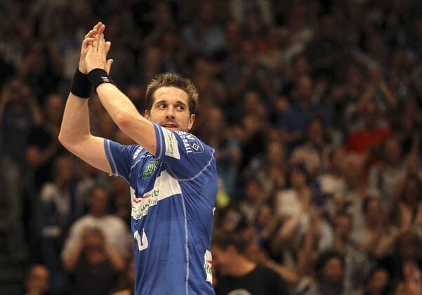 Siegesjubel HSV, Guillaume Gille zieht für die letzten 2 Minuten des Spiels sein altes HSV Trikot über Donnerstag, 16.08.2012, Saisoneröffnung Bundesliga: Handball HSV - Chambery Savoie