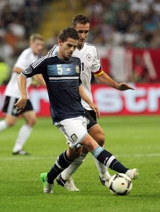 Fernando Gago (ARG) gegen Miroslav Klose (GER, hinten) . Deutschland - Argentinien . Fussball-Länderspiel 2012, Freundschaftsspiel . Frankfurt, GER, 15.08.2012 ,