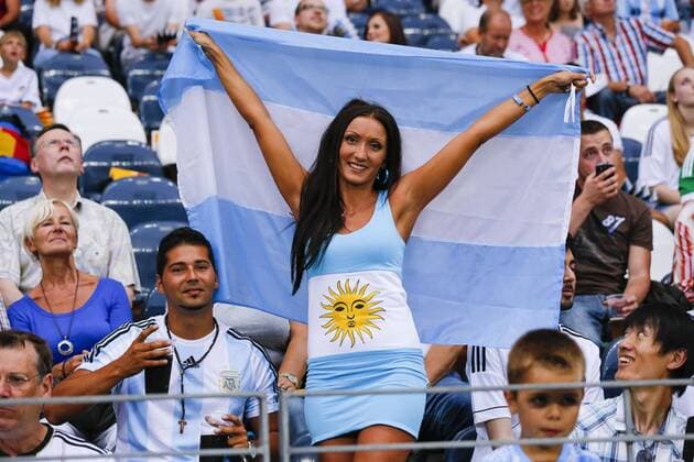 junge hübsche Frau, Mädchen, sexy, aufreizend, erotisch, Figur, hübsch, lacht, attraktiv, Fahne, Flagge, Nationalflagge, Nationalfahne, Nationalfarben, hellblau weiss ARGENTINIEN am 15.08.2012 in Frankfurt.