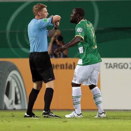 Fussball, DFB Pokal, 1. Hauptrunde, Kickers Offenbach vs. SpVgg Greuther Fürth, Gerald Asamoah (SpVgg Greuther Fürth, R) reklamiert bei Schiedsrichter Christian Dingert