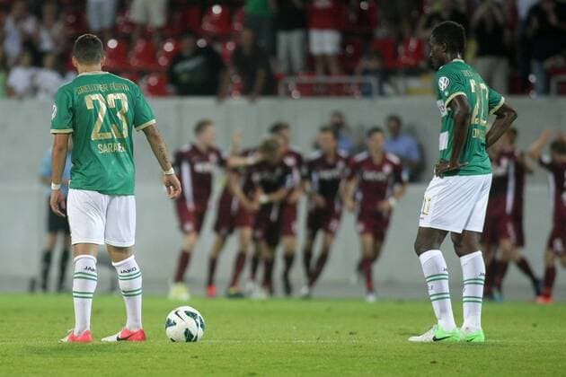 Fußball, DFB-Pokal, 1. Hauptrunde: Kickers Offenbach - SpVgg Greuther Fürth am Samstag (18.08.2012) im Sparda-Bank-Hessen-Stadion in Offenbach. Sercan Sararer (Greuther Fürth, L) und Kingsley Onuegbu (Greuther Fürth) enttäuscht nach dem 2:0 für Offenbach.