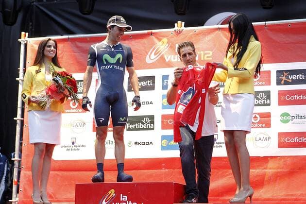 Miguel Indurain gives the Red Malliot of La Vuelta Leader to Mivistar s Jonathan Castroviejo after Special Crono Stage.August 18,2012.  (20260996)