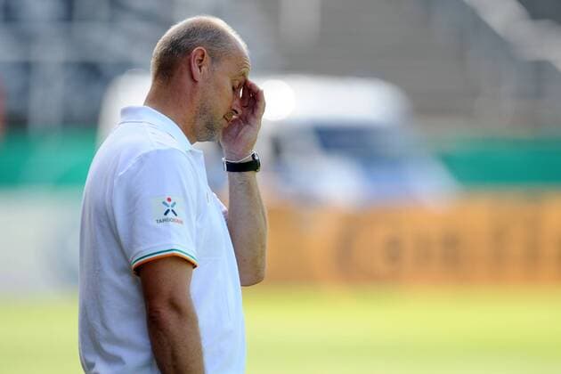 Muenster, Deutschland 19. August 2012: DFB Pokal 12 13 - SC Preussen Muenster vs. SV Werder Bremen. Aktion . Einzelbild . Trainer Thomas Schaaf (Bremen) unzufrieden enttäuscht enttaeuscht niedergeschlagen. mt
