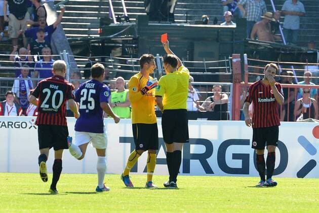 Kevin TRAPP (Torwart, Eintracht Frankfurt, li.) bekommt die rote Karte durch Daniel Siebert (Schiedsrichter) re. Fussball, DFB Pokal, 1. Runde, Saison 2012 2013, 19.08.2012, 16:00 Uhr, FC Erzgebirge Aue - Eintracht Frankfurt