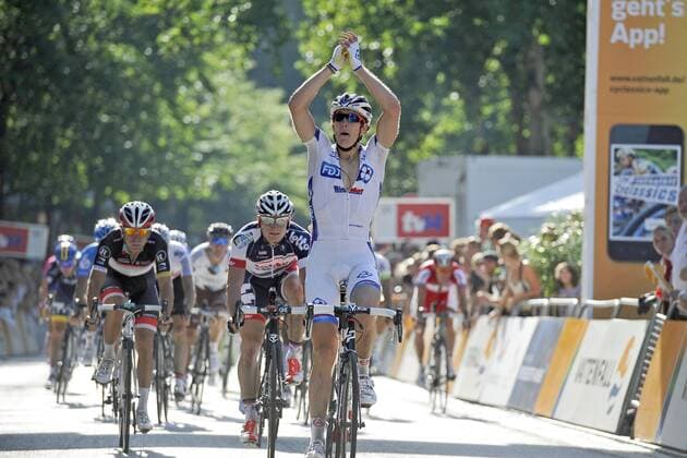 Arnaud DEMARE ( FRA FDJ-BigMat ) gewinnt überraschend den deutschen Radsportklassiker in Hamburg vor Andre GREIPEL (GER) und Giacomo NIZZOLO (ITA) - Finish - Sprintankunft - Massenankunft - Posing - Jubel - Freude - Emotionen - quer - Event: Vattenfall Cyclassics Hamburg 2012 - Hamburg nach Hamburg 246.7 km - Location: Deutschland - Europe - Datum: 19.08.2012