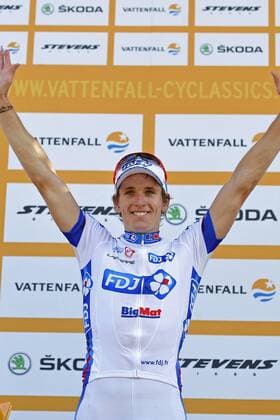 Arnaud DEMARE ( FRA FDJ-BigMat ) gewinnt überraschend den deutschen Radsportklassiker in Hamburg - Podium - Posing - Pokal - Jubel - Freude - Emotionen - hoch - Event: Vattenfall Cyclassics Hamburg 2012 - Hamburg nach Hamburg 246.7 km - Location: Deutschland - Europe - Datum: 19.08.2012