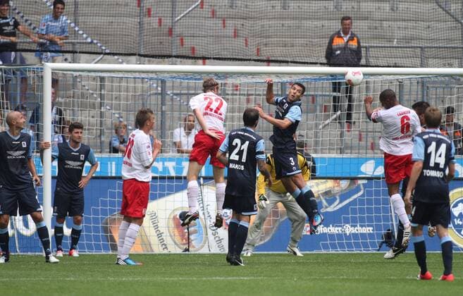 Grzegorz Wojtkowiak, Grigoris Makos, Gabor Kiraly (Mitte), Moritz Stoppelkamp, Necat Aygün (li.), Marin Tomasov (re.) (TSV 1860 München) gegen Mario Neunaber, Sebastian Nachreiner, Andreas Laurito (SSV Jahn Regensburg) Fussball 2. BL München Allianz Arena 04.08.2012 TSV 1860 München - SSV Jahn Regensburg