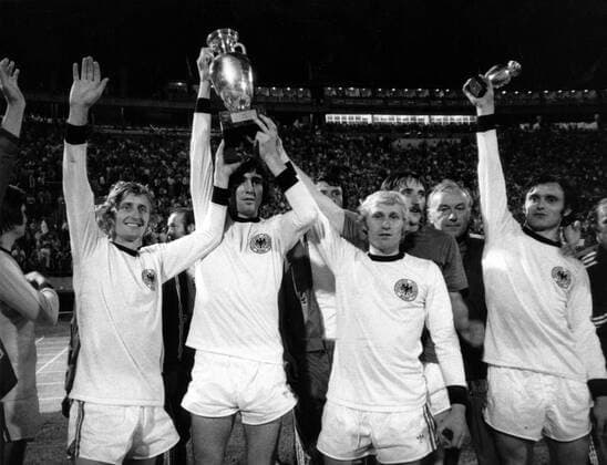 Fußball, EM Finale 1976 in Belgrad, Tschechoslowakei - Deutschland 5:3 i. E Jubel in deutschen Trikots, die CSSR ist Europameister 1976, v.li.: Jan Svehlik, Anton Ondrus, Jan Pivarnik, Torwart Ivo Viktor