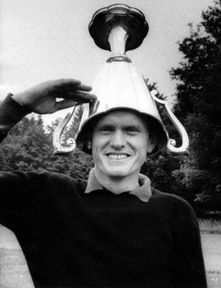 Torwart Sepp Maier (BR Deutschland FC Bayern München) mit Pokal und militärischem Gruß