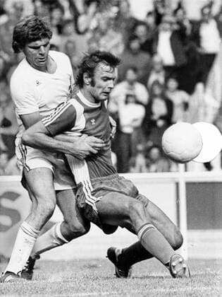 Wolfgang Weber (1. FC Köln) gegen Karl Heinz -Charly- Körbel (Eintracht Frankfurt)