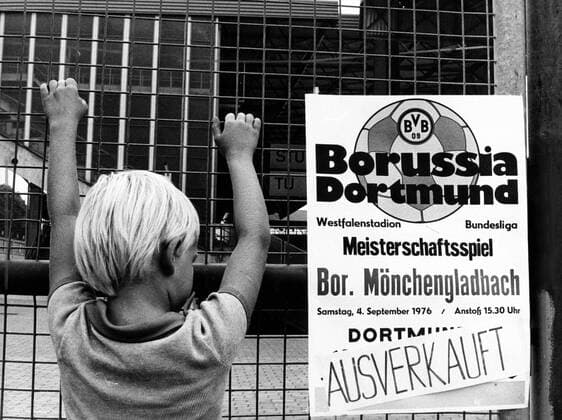 Plakat verkündet ausverkauftes Spiel Borussia Dortmund gegen Borussia Mönchengladbach