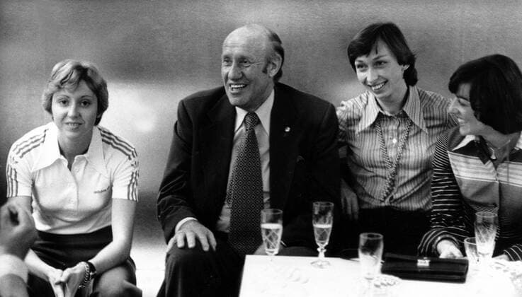 Bundestrainer Helmut Schön neben v.li.: Annegret Richter, Inge Helten und Rita Wilden (alle BR Deutschland)