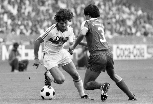 Didier Six (VfB Stuttgart, li.) im Duell