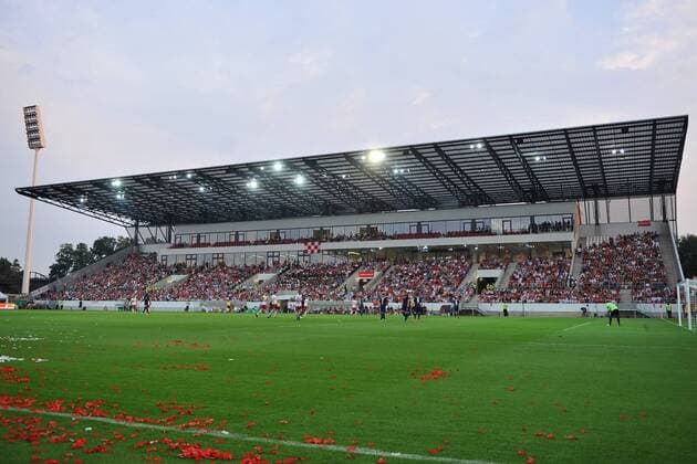 Fans von Rot Weiß Essen im Neubau Stadion Essen RWE RW