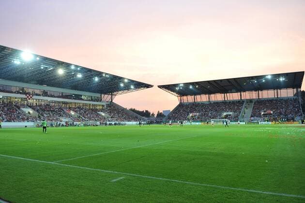 Fans von Rot Weiß Essen im Neubau Stadion Essen RWE RW