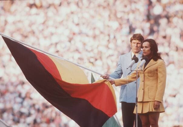 Vor 40 Jahren wurden in München die Olympischen Spiele eröffnet, Olympische Sommer Spiele 1972 in München Eröffnungsfeier, die deutsche Leichtathletin Heidi SCHÜLLER spricht den Olympischen Eid, neben ihr der deutsche Kanute Detlef LEWE als Fahnenträger