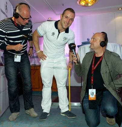 Olympische Spiele in London ChampionsClub auf der MS Deutschland Volker Wieprecht links und Robert SKUPPIN von Radio 1 vermessen den Oberschenkel von Robert FÖRSTEMANN Rad Bahn