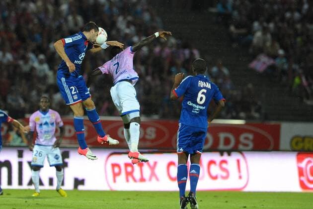 Mohamed Rabiu (ETG) contre Maxime Gonalons (Lyon) FOOTBALL : Evian Thonon Gaillard FC vs Olympique Lyon - Ligue 1 - 24 08 2012 FredericChambert Panoramic 