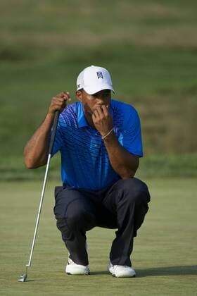 24 August 2012: Tiger Woods (USA ) crouches despite a bad back to prepare for a putt during the second round of The Barclays Championship for The FedEx Cup played at Bethpage Black in Farmingdale, NewYork. GOLF: AUG 24 PGA Golf Herren - The Barclays - Second Round Icon082412388 EDITORIAL USE ONLY