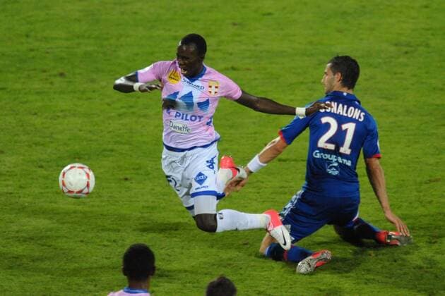 Mohamed Rabiu (ETG) contre Maxime Gonalons (Lyon) FOOTBALL : Evian Thonon Gaillard FC vs Olympique Lyon - Ligue 1 - 24 08 2012 FredericChambert Panoramic 
