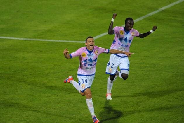 Cedric Barbosa et Mohamed Rabiu (ETG) FOOTBALL : Evian Thonon Gaillard FC vs Olympique Lyon - Ligue 1 - 24 08 2012 FredericChambert Panoramic 