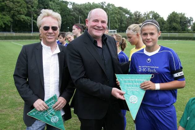 Frauenfußball, B-Juniorinnen-Bundesliga Staffel Süd, 1. Spieltag: 1. FFC Frankfurt - VfL Sindelfingen am Samstag (25.08.2012) im Stadion am Brentanobad in Frankfurt am Main. FFC-Manager Siegfried Dietrich (M) und Vorsitzender Bodo Adler überreichen der Sindelfinger Spielführerin Paula Vorbeck den Wimpel der Liga.