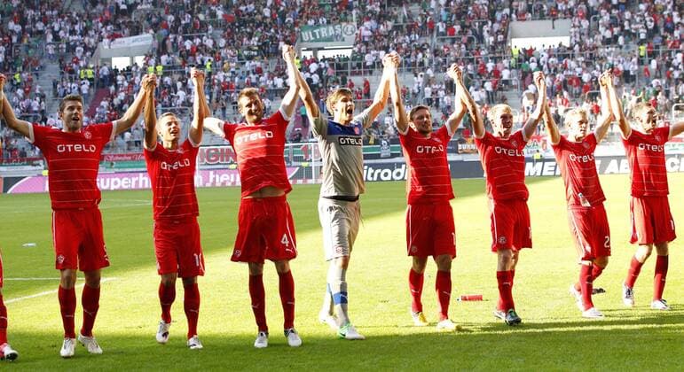 Schlussjubel Stelios MALZEAS, Nr. 4 Fortuna Düsseldorf, Ken ILSÖ ILSOE, Nr. 10 Fortuna Düsseldorf, Fabian GIEFER, Nr. 33 Fortuna Düsseldorf, Axel BELLINGHAUSEN, Nr. 11 Fortuna Düsseldorf, Adam BODZEK, Nr. 13 Fortuna Düsseldorf, Robbie KRUSE, Nr. 23 Fortuna Düsseldorf, Tobias LEVELS, Nr. 19 Fortuna Düsseldorf , Jubel, Freude, Emotionen, Feiern, Lachen, jubelt, freuen, reisst die Arme hoch, ballt die Faust Fussball 1. Bundesliga , Augsburg, am 25.08.2012 FC AUGSBURG - FORTUNA Düsseldorf ( - ) 01.Spieltag, Liga1, Spieltag01, Liga01, 1.Liga, Düsseldorf Saison1213 , Saison 2012 2013 , FCA, DUS
